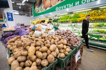 Санкт-Петербург. Овощной отдел в супермаркете.