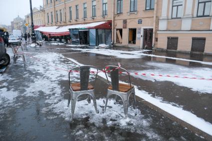 Санкт-Петербург. Разрушенное кафе на Университетской набережной, где в результате теракта погиб военный корреспондент Владлен Татарский (Максим Фомин).