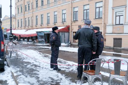 Санкт-Петербург. Полицейские у разрушенного кафе на Университетской набережной, где в результате теракта погиб военный корреспондент Владлен Татарский (Максим Фомин).