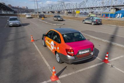 Красноярск. Практическое занятие по вождению в автошколе.
Это фотосъемка только для публикации к теме: новых законов, получения прав, обучения вождению.