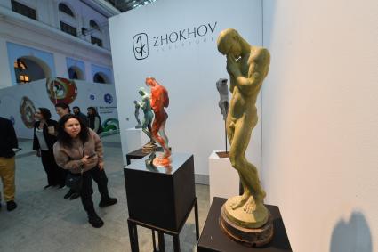 Москва.  На ярмарке современного искусства Art Russia Fair 2023 в выставочном центре `Гостиный двор`.