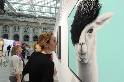 Москва. Посетители  на ярмарке современного искусства Art Russia Fair 2023 в выставочном центре `Гостиный двор`.