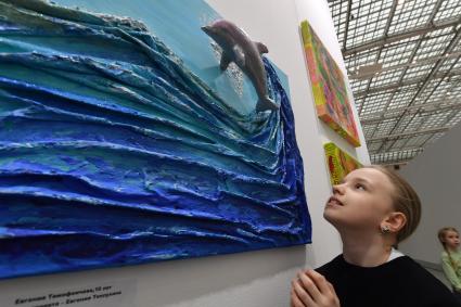Москва. Посетители на ярмарке современного искусства Art Russia Fair 2023 в выставочном центре `Гостиный двор`.