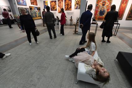 Москва. Посетители  на ярмарке современного искусства Art Russia Fair 2023 в выставочном центре `Гостиный двор`.