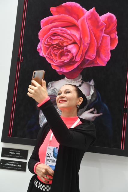 Москва. Посетители на ярмарке современного искусства Art Russia Fair 2023 в выставочном центре `Гостиный двор`.