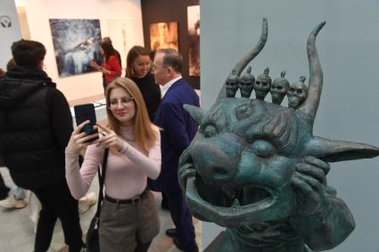 Москва.  На ярмарке современного искусства Art Russia Fair 2023 в выставочном центре `Гостиный двор`.