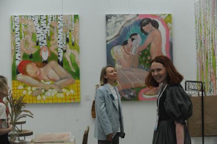 Москва. Посетители  на ярмарке современного искусства Art Russia Fair 2023 в выставочном центре `Гостиный двор`.