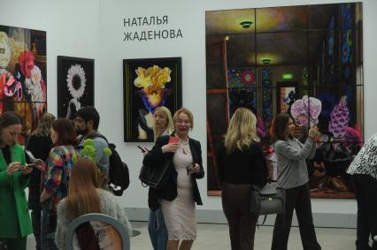 Москва. Посетители  на ярмарке современного искусства Art Russia Fair 2023 в выставочном центре `Гостиный двор`.