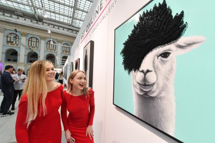 Москва. Посетители  на ярмарке современного искусства Art Russia Fair 2023 в выставочном центре `Гостиный двор`.