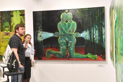 Москва.  На ярмарке современного искусства Art Russia Fair 2023 в выставочном центре `Гостиный двор`.