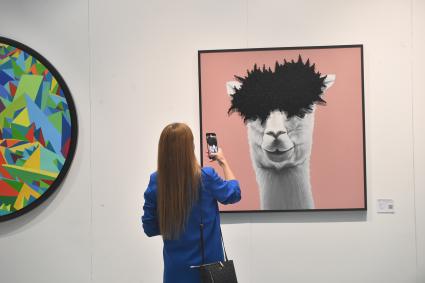 Москва. Посетители  на ярмарке современного искусства Art Russia Fair 2023 в выставочном центре `Гостиный двор`.