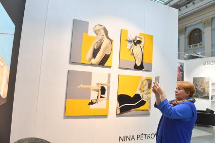 Москва. Посетители на ярмарке современного искусства Art Russia Fair 2023 в выставочном центре `Гостиный двор`.