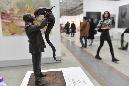 Москва. На ярмарке современного искусства Art Russia Fair 2023 в выставочном центре `Гостиный двор`.