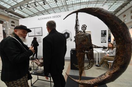 Москва.  Посетители на ярмарке современного искусства Art Russia Fair 2023 в выставочном центре `Гостиный двор`.
