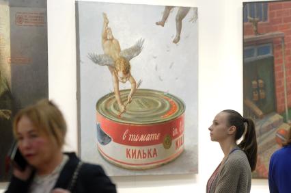 Москва. Посетители  на ярмарке современного искусства Art Russia Fair 2023 в выставочном центре `Гостиный двор`.