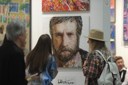 Москва. Посетители  на ярмарке современного искусства Art Russia Fair 2023 в выставочном центре `Гостиный двор`.