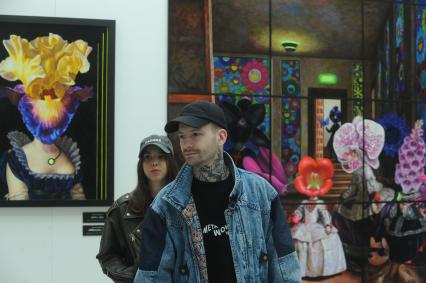 Москва. Посетители на ярмарке современного искусства Art Russia Fair 2023 в выставочном центре `Гостиный двор`.
