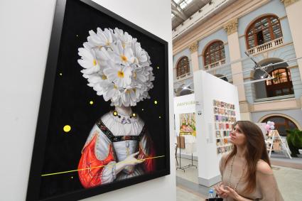 Москва. Посетители  на ярмарке современного искусства Art Russia Fair 2023 в выставочном центре `Гостиный двор`.