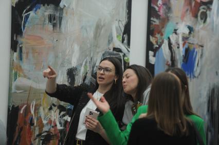 Москва. Посетители  на ярмарке современного искусства Art Russia Fair 2023 в выставочном центре `Гостиный двор`.