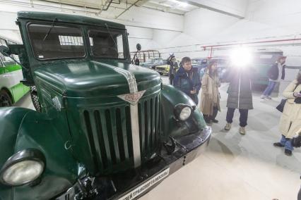 Москва. Грузовой автомобиль МАЗ-205, представленный в фонде хранения коллекции Музея транспорта Москвы.