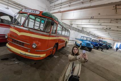 Москва. Надпись на автобусе ЛАЗ (Львовский автомобильный завод), представленном в фонде хранения коллекции Музея транспорта Москвы.