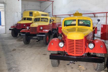 Москва. Автомобиль ЗИС-151 (в центре), представленный в фонде хранения коллекции Музея транспорта Москвы.