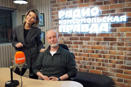 Москва. Телеведущая, журналист Надана Фридрихсон и писатель, Писатель, публицист Дмитрий Пучков (Гоблин) на радиостанции `Комсомольская правда`.
