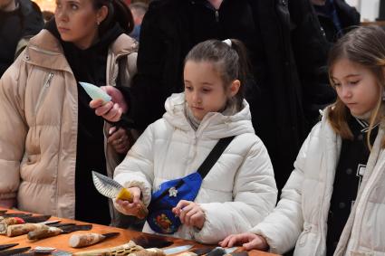 Москва.  Посетители на выставке  ножей`Клинок-традиции и современность`.