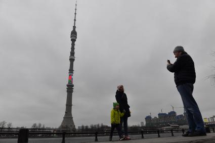 Москва. Подсветка Останкинской башни в цвета флагов России и Беларуси в День единения народов, посвященный созданию Союзного государства России и Беларуси.