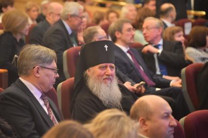 Москва. Священнослужитель на торжественном концерте, посвященном Дню единения народов Беларуси и России, в `Президент- отеле` .