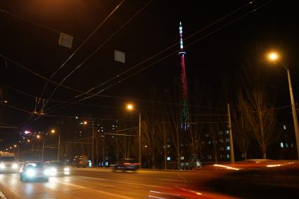 Самара. Подсветка в цветах Российского флага на телебашне в Самаре.