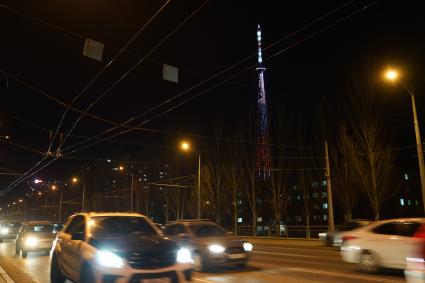 Самара. Подсветка в цветах Российского флага на телебашне в Самаре.