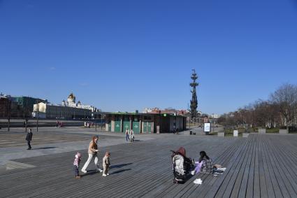 Москва. Люди отдыхают в парке Музеон.