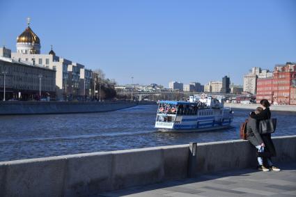 Москва. Молодые люди  на  Крымской набережной.