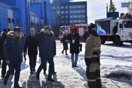 Мурманск. Глава МЧС РФ Александр Куренков (третий слева) во время ознакомления с ходом учений `Безопасная Арктика` у атомного ледокола `Советский Союз` на причале ФГУП `Атомфлот`.