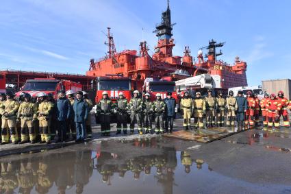 Мурманск. Сотрудники МЧС России во время отработки вводных `Ликвидация радиационной аварии` в рамках учений `Безопасная Арктика` на атомном ледоколе `Советский Союз` у причала ФГУП `Атомфлот`.