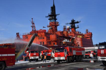 Мурманск. Сотрудники МЧС России во время отработки вводных `Ликвидация радиационной аварии` в рамках учений `Безопасная Арктика` на атомном ледоколе `Советский Союз` у причала ФГУП `Атомфлот`.