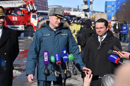 Мурманск. Глава МЧС РФ Александр Куренков (в центре) и губернатор Мурманской области Андрей Чибис (справа) во время ознакомления с ходом учений `Безопасная Арктика` у атомного ледокола `Советский Союз` на причале ФГУП `Атомфлот`.