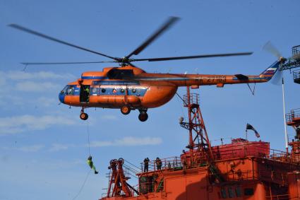 Мурманск. Вертолет Ми-8 во время отработки вводных `Ликвидация радиационной аварии` в рамках учений `Безопасная Арктика` на атомном ледоколе `Советский Союз` у причала ФГУП `Атомфлот`.