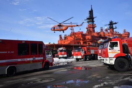 Мурманск. МЧС России во время отработки вводных `Ликвидация радиационной аварии` в рамках учений `Безопасная Арктика` на атомном ледоколе `Советский Союз` у причала ФГУП `Атомфлот`.