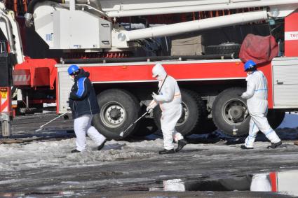 Мурманск. Сотрудники МЧС России во время отработки вводных `Ликвидация радиационной аварии` в рамках учений `Безопасная Арктика` на атомном ледоколе `Советский Союз` у причала ФГУП `Атомфлот`.