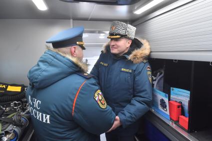 Мурманск. Глава МЧС РФ Александр Куренков (справа) во время посещения выставки спасательной техники в рамках учений `Безопасная Арктика` у причала ФГУП `Атомфлот`.