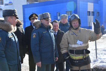 Мурманск. Глава МЧС РФ Александр Куренков (третий справа) во время ознакомления с ходом учений `Безопасная Арктика` у атомного ледокола `Советский Союз` на причале ФГУП `Атомфлот`.