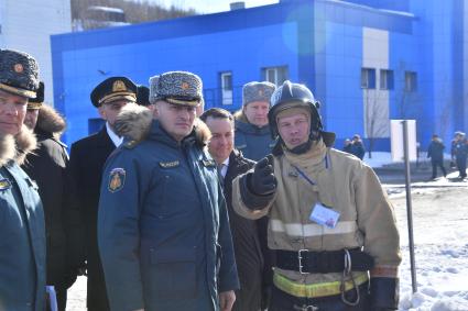 Мурманск. Глава МЧС РФ Александр Куренков (третий справа) во время ознакомления с ходом учений `Безопасная Арктика` у атомного ледокола `Советский Союз` на причале ФГУП `Атомфлот`.