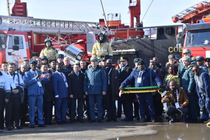 Мурманск. Глава МЧС РФ Александр Куренков (в центре) во время ознакомления с ходом учений `Безопасная Арктика` у атомного ледокола `Советский Союз` на причале ФГУП `Атомфлот`.