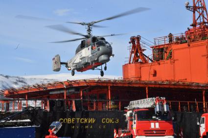 Мурманск. МЧС России во время отработки вводных `Ликвидация радиационной аварии` в рамках учений `Безопасная Арктика` на атомном ледоколе `Советский Союз` у причала ФГУП `Атомфлот`.