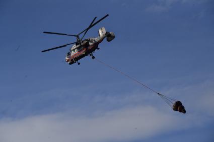 Мурманск. Вертолет Ка-27ПС во время отработки вводных `Ликвидация радиационной аварии` в рамках учений `Безопасная Арктика` на атомном ледоколе `Советский Союз` у причала ФГУП `Атомфлот`.