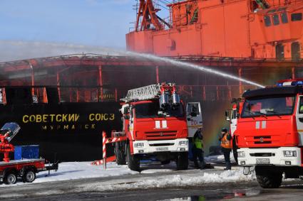 Мурманск. Сотрудники МЧС России во время отработки вводных `Ликвидация радиационной аварии` в рамках учений `Безопасная Арктика` на атомном ледоколе `Советский Союз` у причала ФГУП `Атомфлот`.