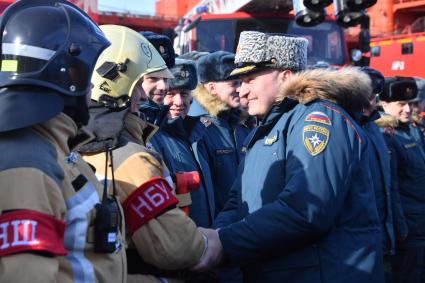 Мурманск. Глава МЧС РФ Александр Куренков во время ознакомления с ходом учений `Безопасная Арктика` у атомного ледокола `Советский Союз` на причале ФГУП `Атомфлот`.