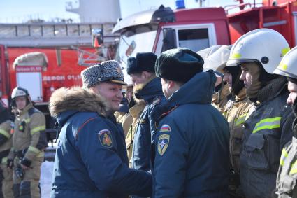 Мурманск. Глава МЧС РФ Александр Куренков во время ознакомления с ходом учений `Безопасная Арктика` у атомного ледокола `Советский Союз` на причале ФГУП `Атомфлот`.